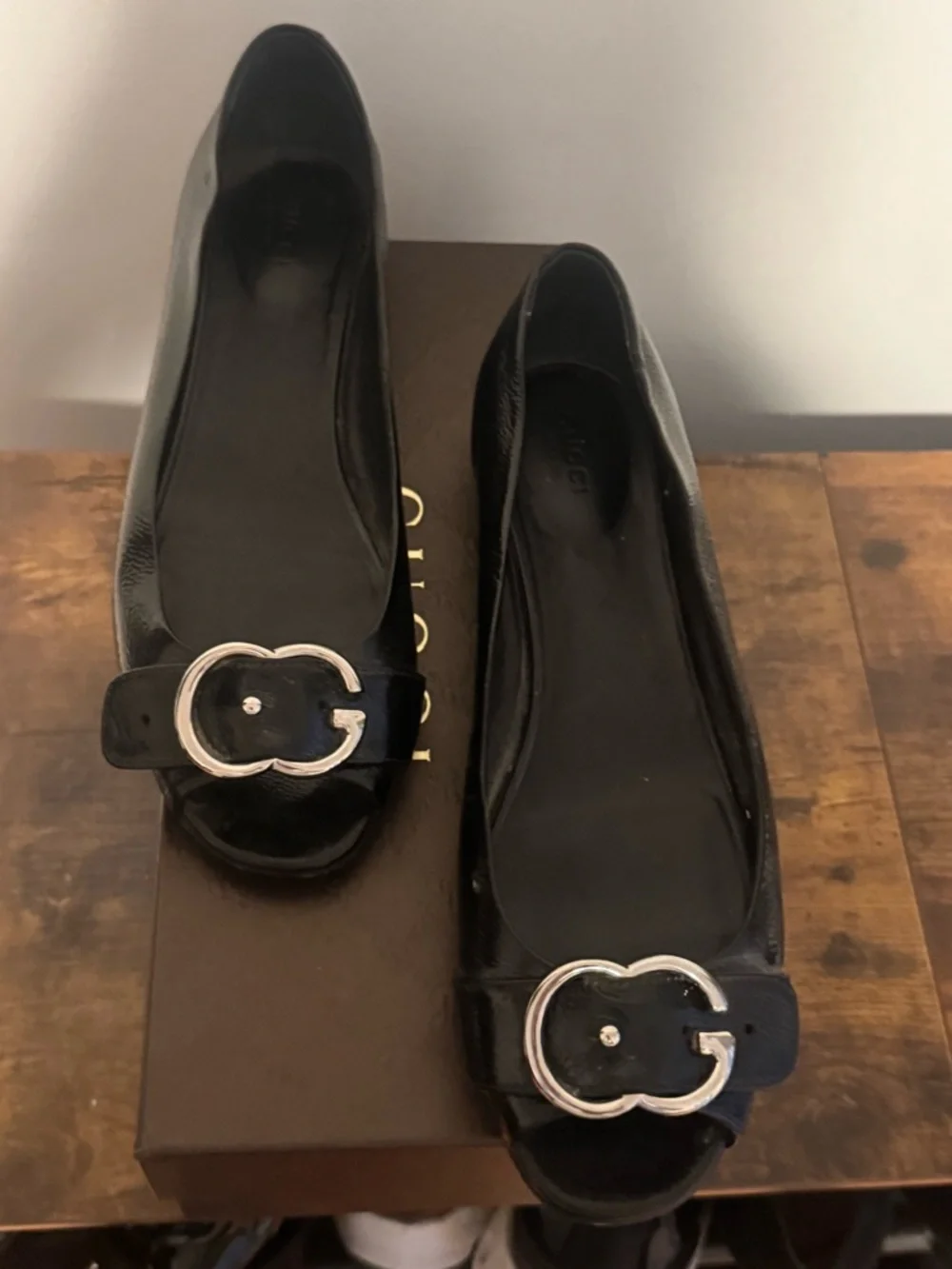 Gucci Black Patent Peep-Toe Flats with Silver G Buckle Size 40 - Picture 2 of 8